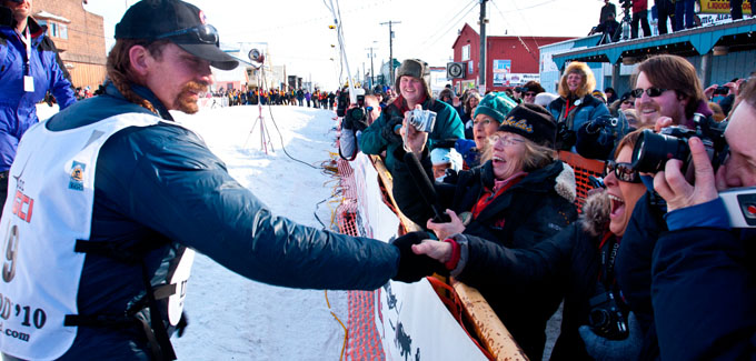 LANCE MACKEY greats the Iditarod Fans